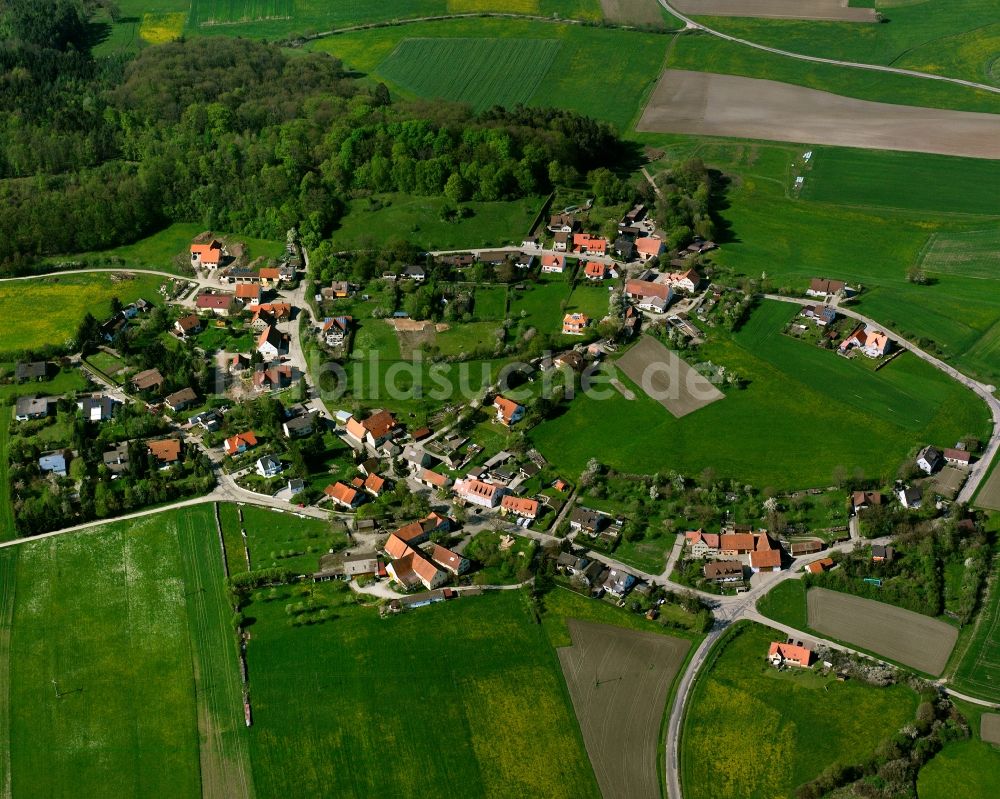 Dornberg aus der Vogelperspektive: Dorfkern am Feldrand in Dornberg im Bundesland Bayern, Deutschland