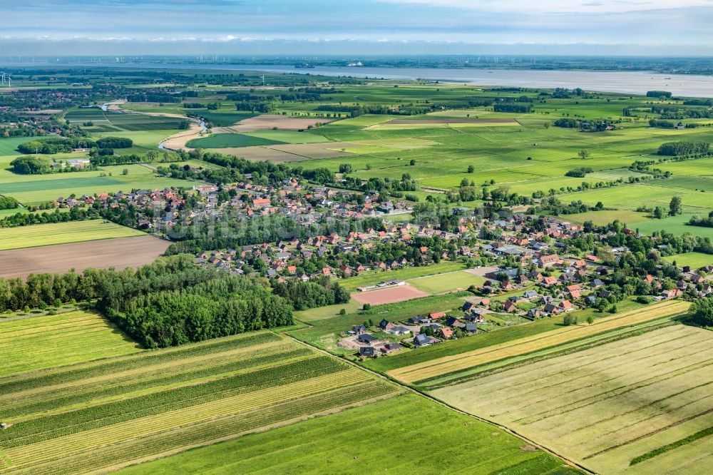 Dornbusch von oben - Dorfkern am Feldrand in Dornbusch im Bundesland Niedersachsen, Deutschland