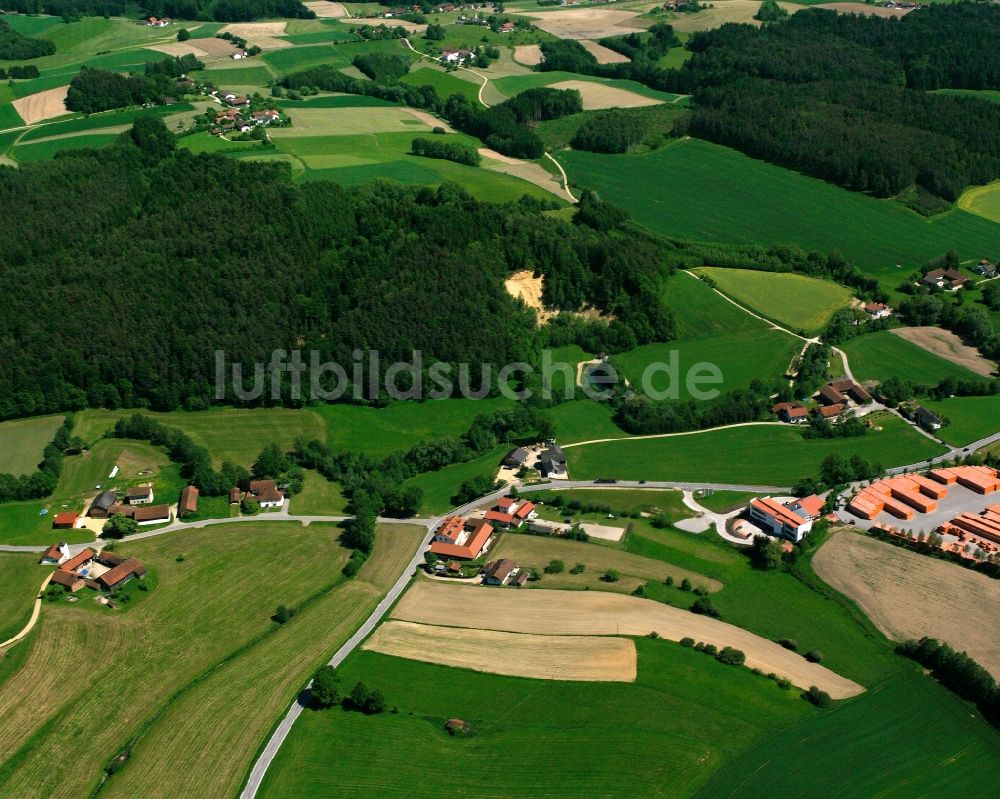 Luftaufnahme Dornlehen - Dorfkern am Feldrand in Dornlehen im Bundesland Bayern, Deutschland