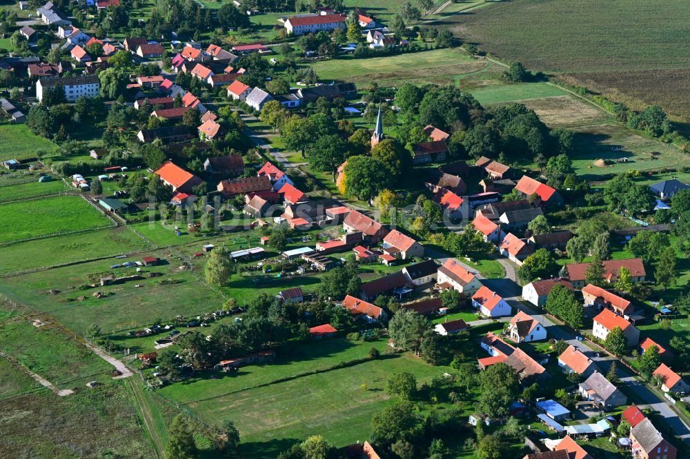 Dranse von oben - Dorfkern am Feldrand in Dranse im Bundesland Brandenburg, Deutschland