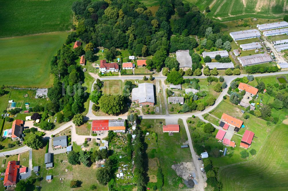 Dreetz von oben - Dorfkern am Feldrand in Dreetz im Bundesland Mecklenburg-Vorpommern, Deutschland