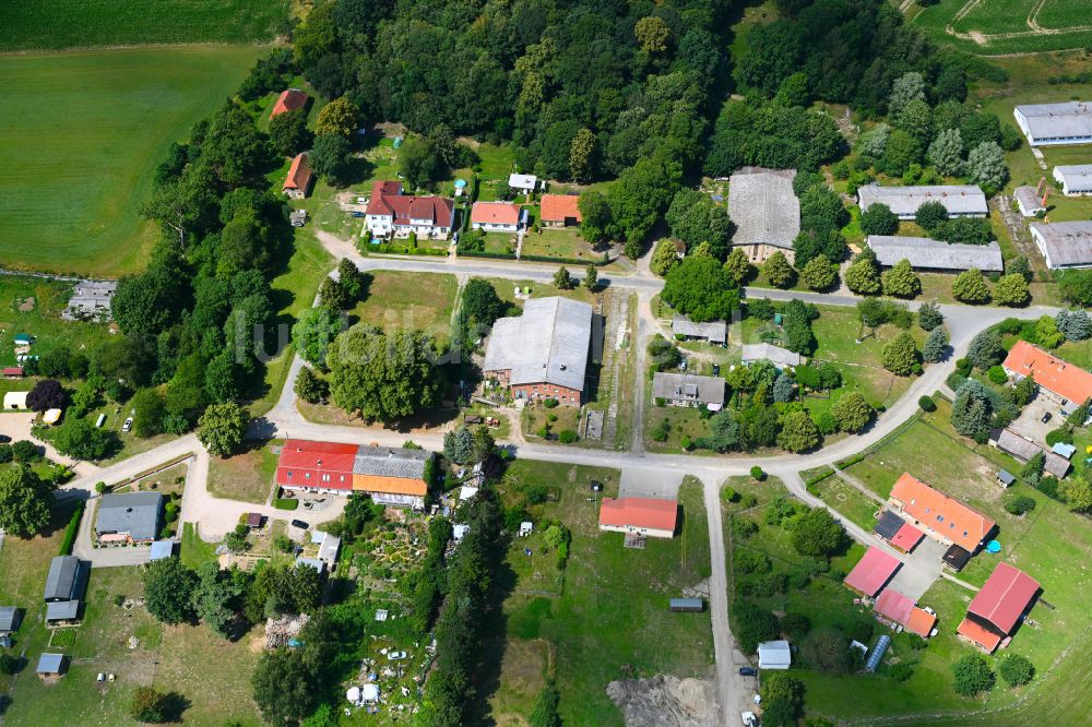 Dreetz aus der Vogelperspektive: Dorfkern am Feldrand in Dreetz im Bundesland Mecklenburg-Vorpommern, Deutschland