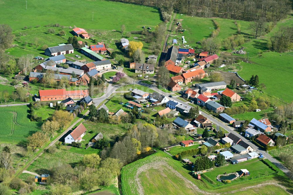 Drenkow aus der Vogelperspektive: Dorfkern am Feldrand in Drenkow im Bundesland Mecklenburg-Vorpommern, Deutschland