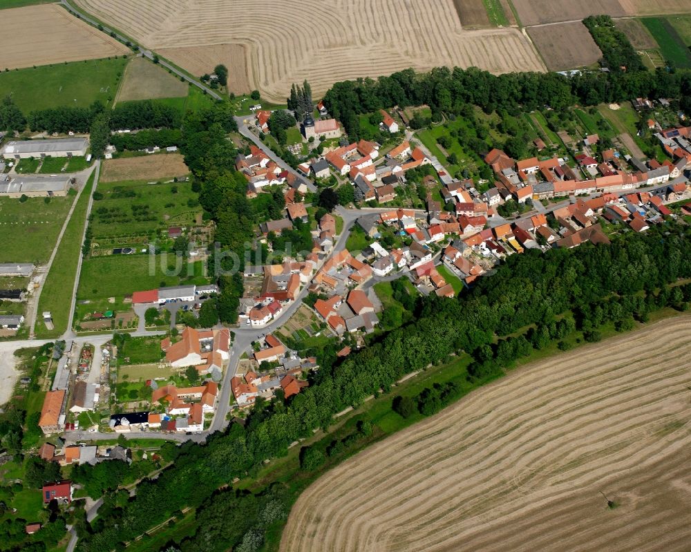 Dörna aus der Vogelperspektive: Dorfkern am Feldrand in Dörna im Bundesland Thüringen, Deutschland