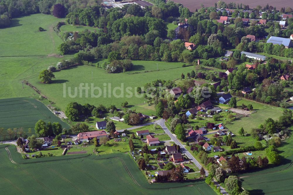 Luftbild Drönnewitz - Dorfkern am Feldrand in Drönnewitz im Bundesland Mecklenburg-Vorpommern, Deutschland