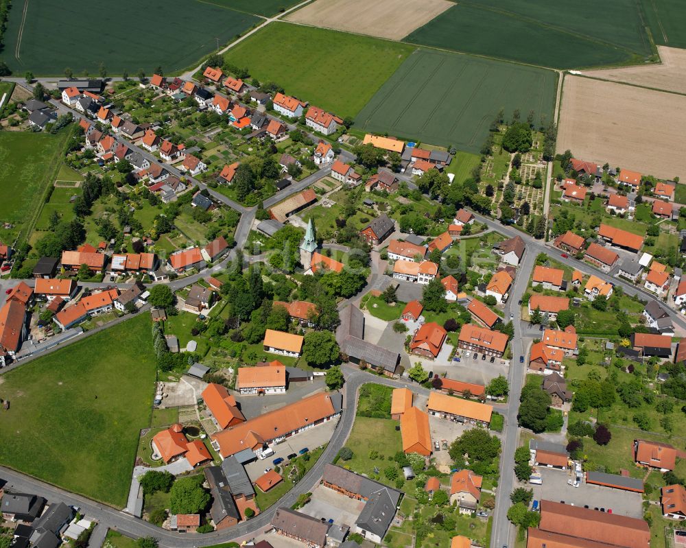 Dörnten aus der Vogelperspektive: Dorfkern am Feldrand in Dörnten im Bundesland Niedersachsen, Deutschland