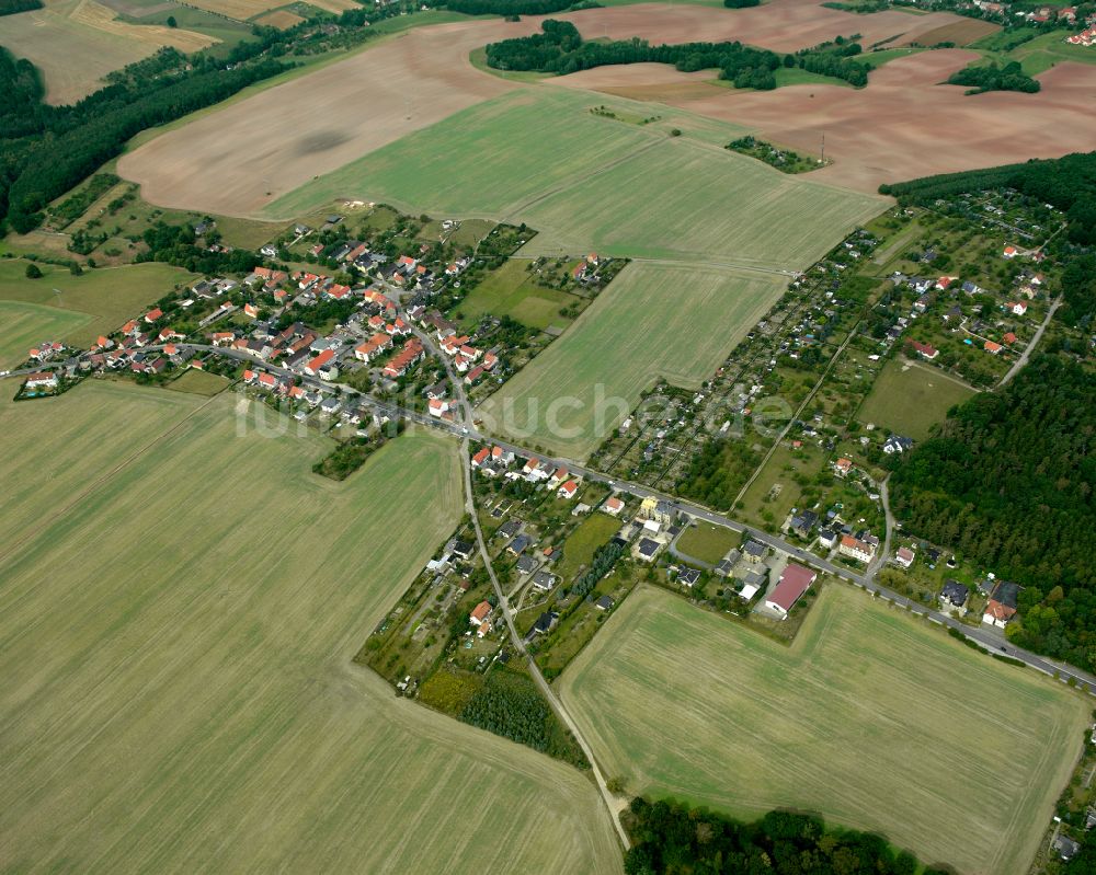 Dürrenebersdorf aus der Vogelperspektive: Dorfkern am Feldrand in Dürrenebersdorf im Bundesland Thüringen, Deutschland