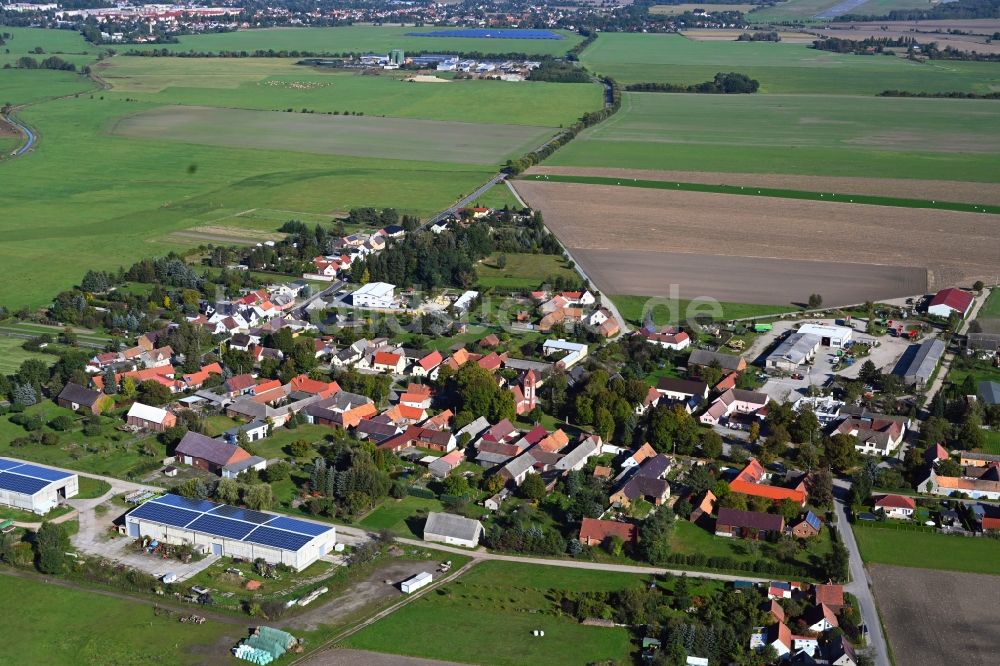 Luftaufnahme Drößig - Dorfkern am Feldrand in Drößig im Bundesland Brandenburg, Deutschland