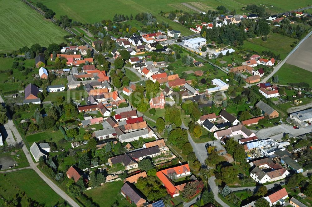 Drößig von oben - Dorfkern am Feldrand in Drößig im Bundesland Brandenburg, Deutschland