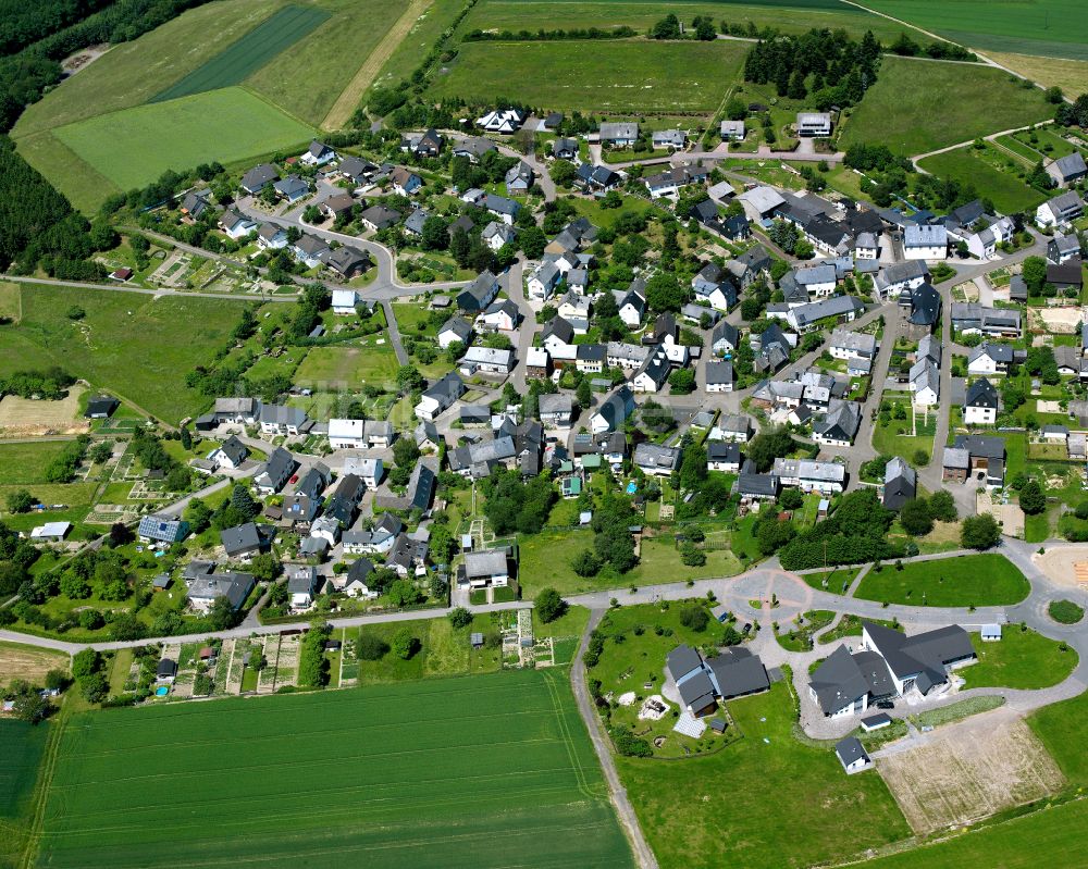 Dörth aus der Vogelperspektive: Dorfkern am Feldrand in Dörth im Bundesland Rheinland-Pfalz, Deutschland