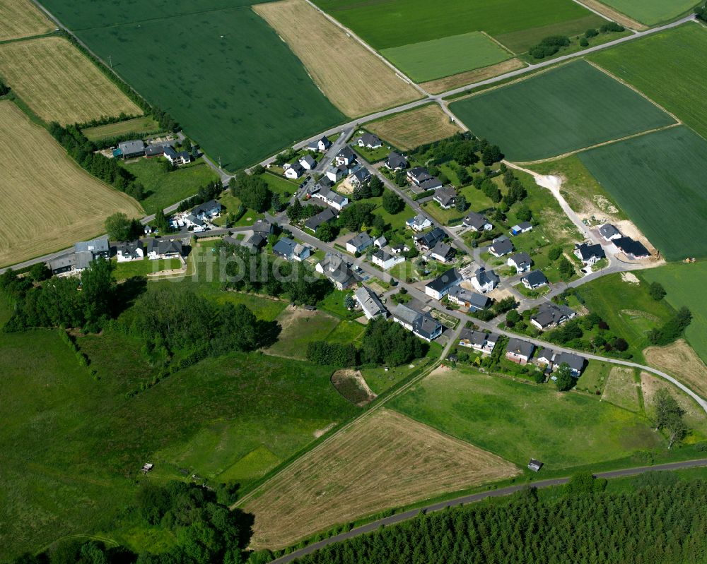 Dudenroth aus der Vogelperspektive: Dorfkern am Feldrand in Dudenroth im Bundesland Rheinland-Pfalz, Deutschland