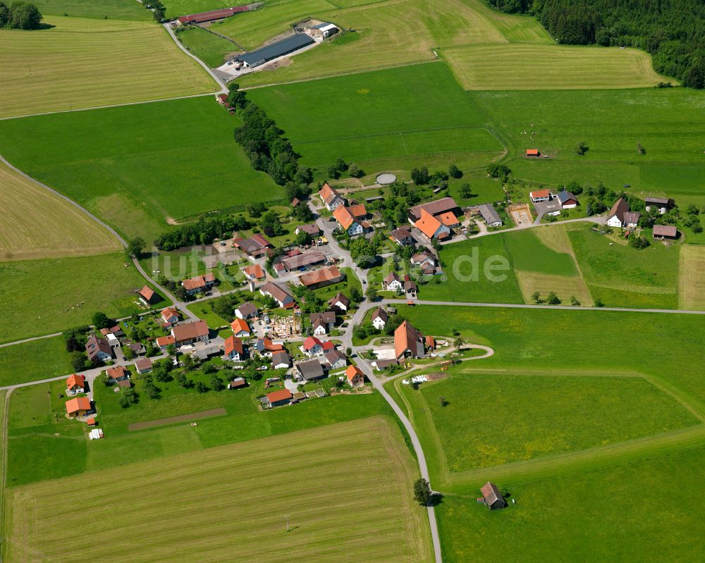 Eberhardzell aus der Vogelperspektive: Dorfkern am Feldrand in Eberhardzell im Bundesland Baden-Württemberg, Deutschland