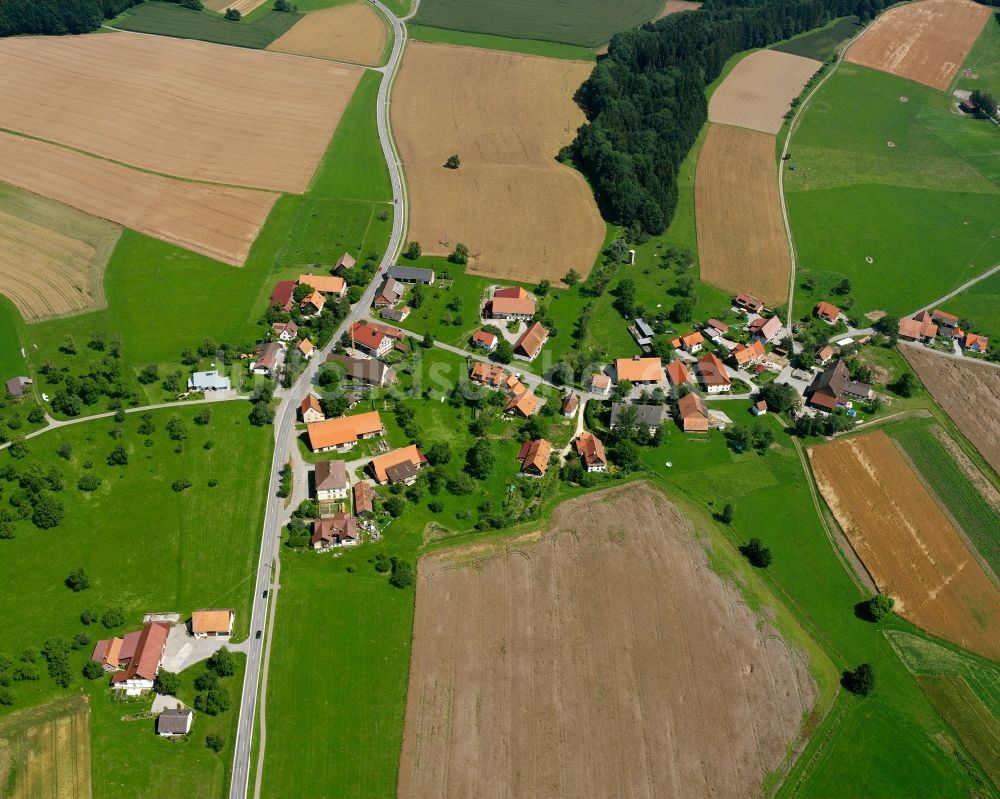 Luftaufnahme Ebratsweiler - Dorfkern am Feldrand in Ebratsweiler im Bundesland Baden-Württemberg, Deutschland