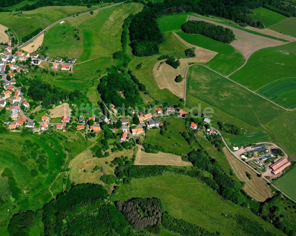 Eckersweiler aus der Vogelperspektive: Dorfkern am Feldrand in Eckersweiler im Bundesland Rheinland-Pfalz, Deutschland