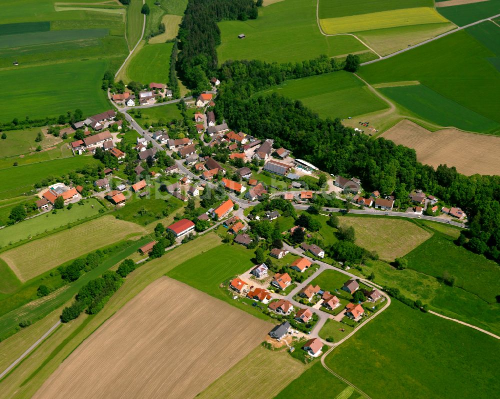 Edenbachen aus der Vogelperspektive: Dorfkern am Feldrand in Edenbachen im Bundesland Baden-Württemberg, Deutschland