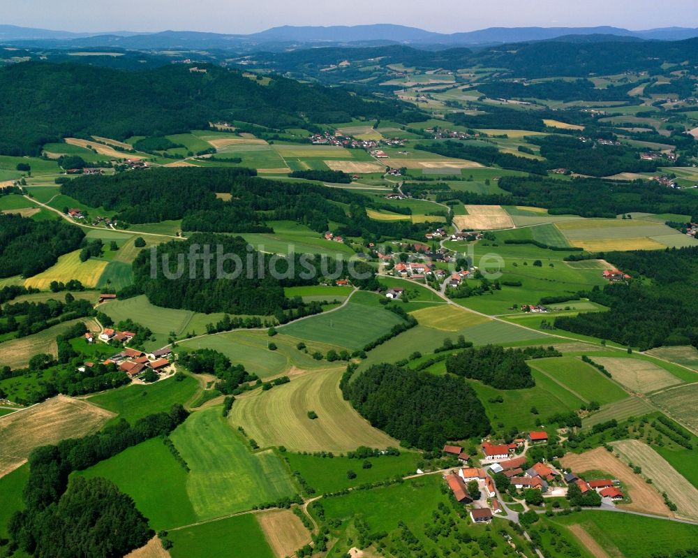 Edt aus der Vogelperspektive: Dorfkern am Feldrand in Edt im Bundesland Bayern, Deutschland