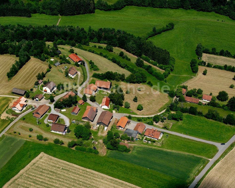 Eggersberg aus der Vogelperspektive: Dorfkern am Feldrand in Eggersberg im Bundesland Bayern, Deutschland