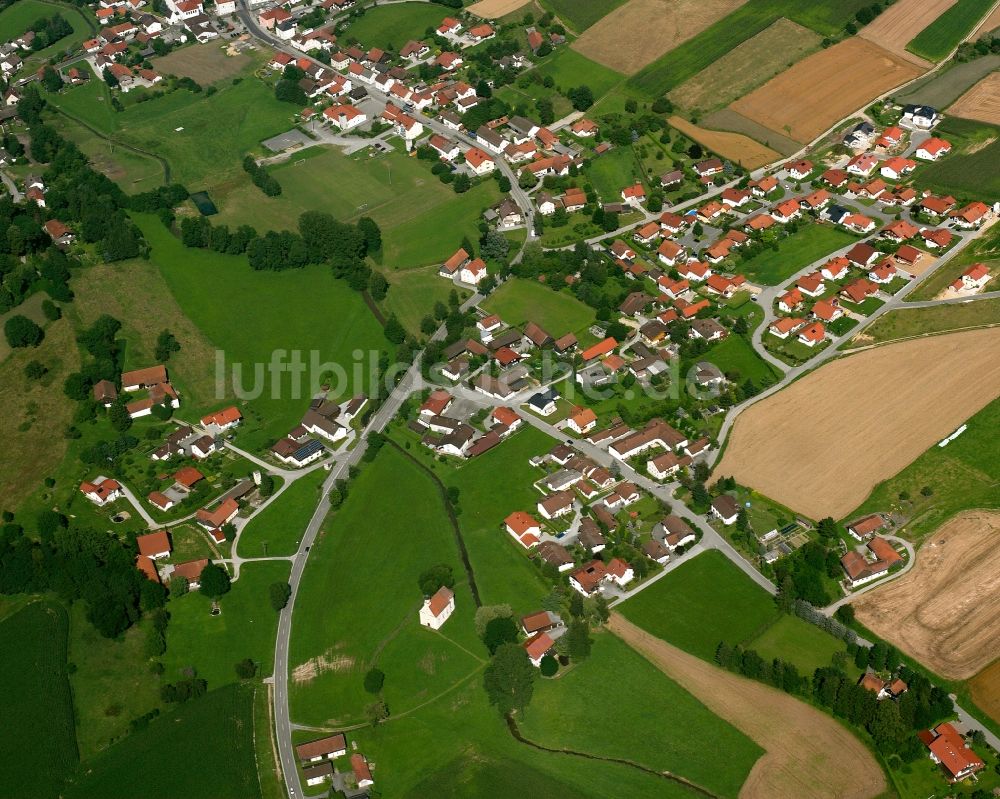 Egglham aus der Vogelperspektive: Dorfkern am Feldrand in Egglham im Bundesland Bayern, Deutschland