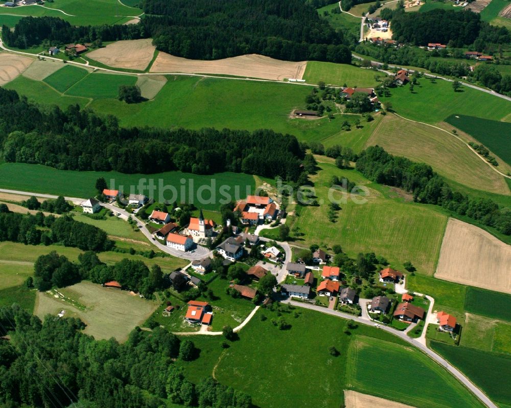 Eggstetten von oben - Dorfkern am Feldrand in Eggstetten im Bundesland Bayern, Deutschland