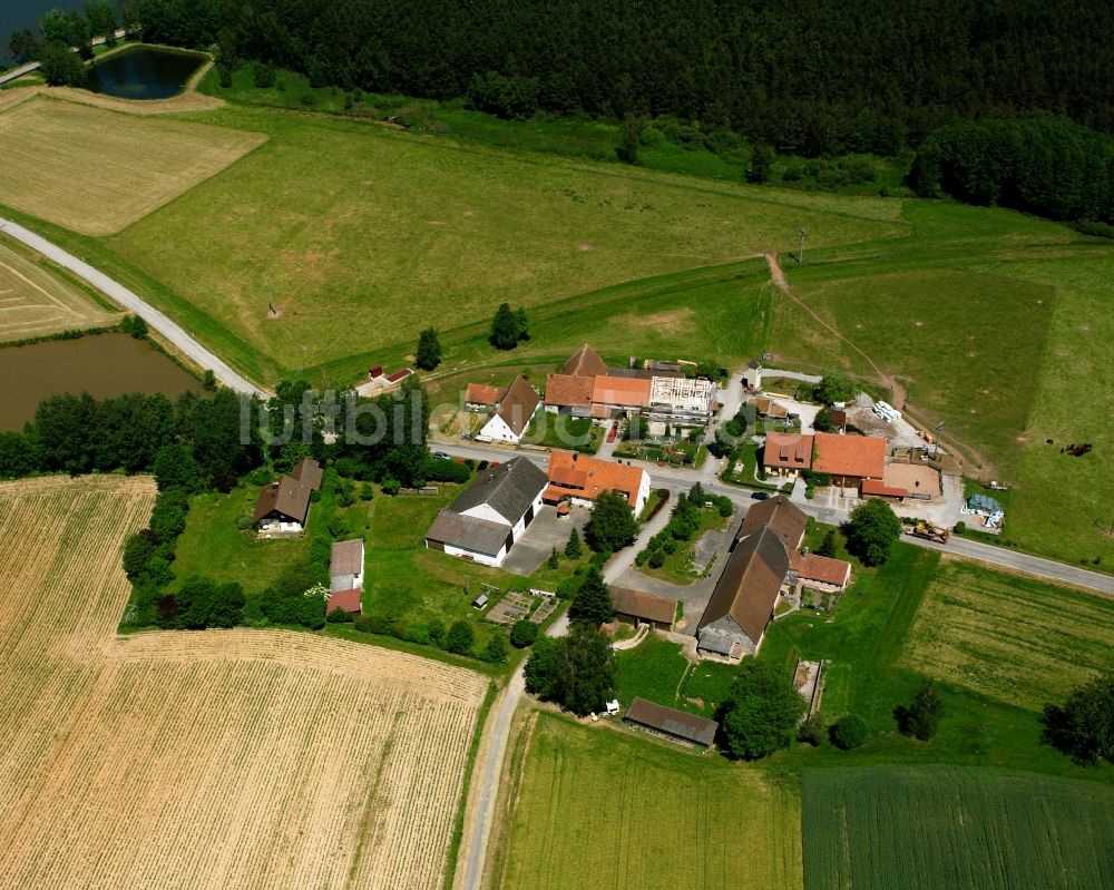 Ehrenschwinden von oben - Dorfkern am Feldrand in Ehrenschwinden im Bundesland Bayern, Deutschland