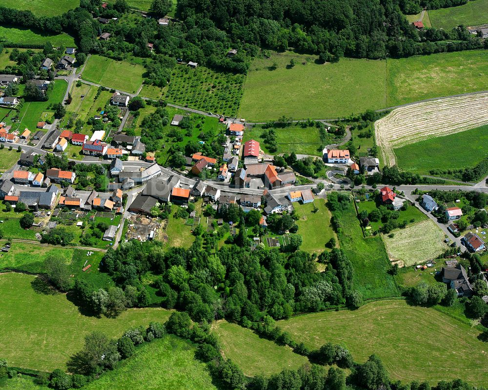 Luftbild Ehringshausen - Dorfkern am Feldrand in Ehringshausen im Bundesland Hessen, Deutschland