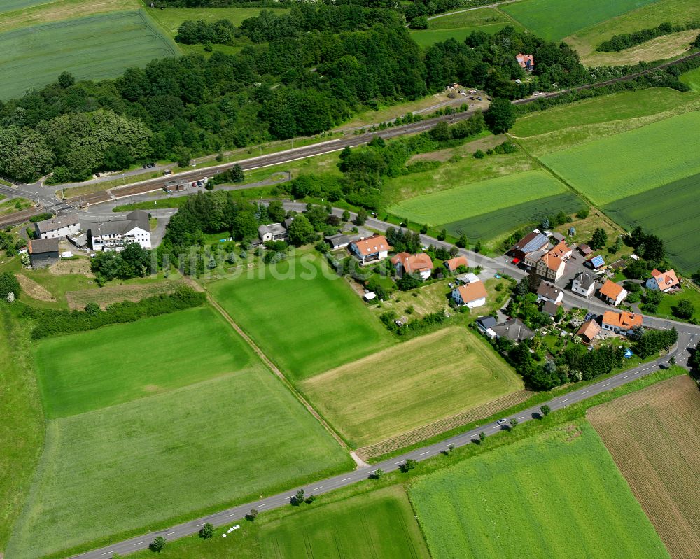 Ehringshausen aus der Vogelperspektive: Dorfkern am Feldrand in Ehringshausen im Bundesland Hessen, Deutschland