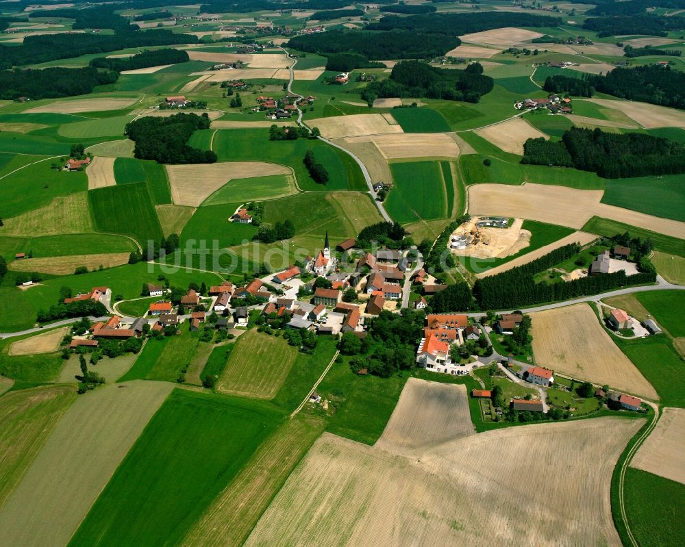 Eiberg aus der Vogelperspektive: Dorfkern am Feldrand in Eiberg im Bundesland Bayern, Deutschland