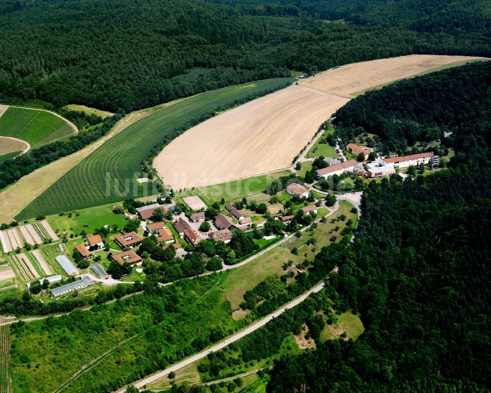 Luftaufnahme Eichelberg - Dorfkern am Feldrand in Eichelberg im Bundesland Baden-Württemberg, Deutschland