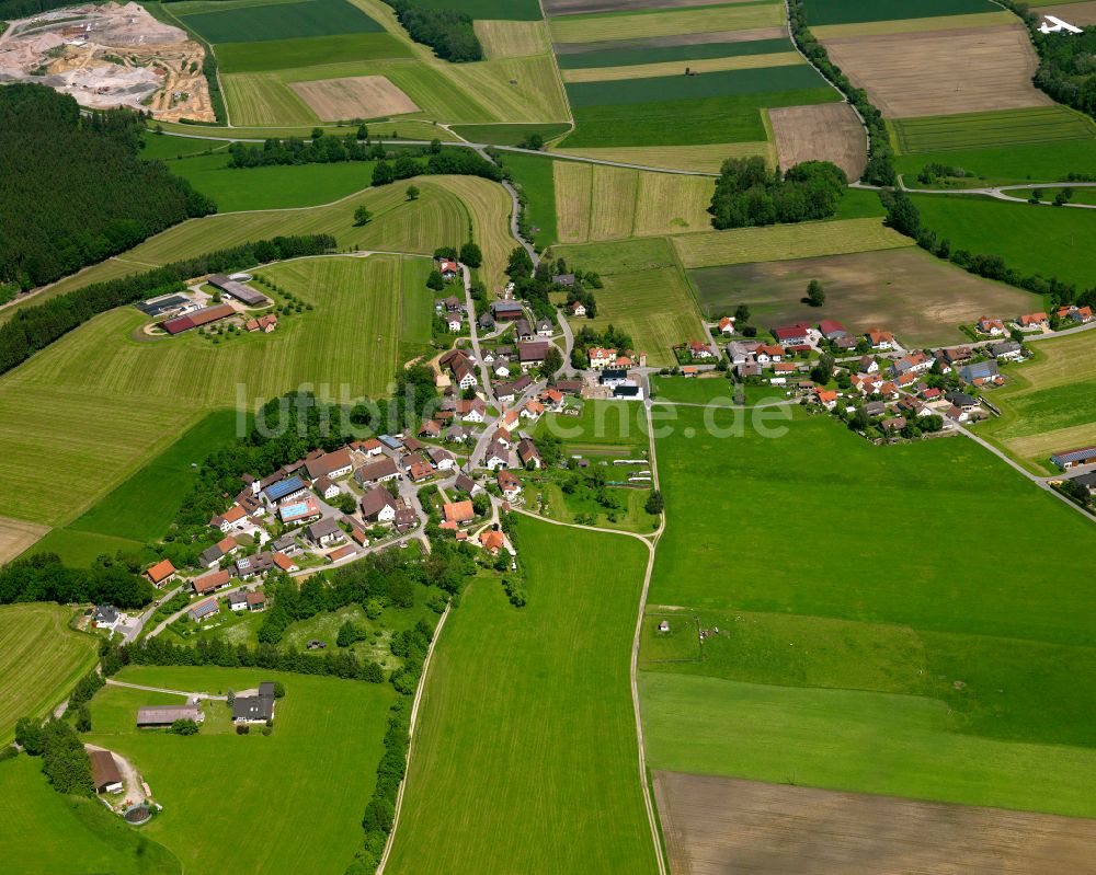 Luftaufnahme Eichenberg - Dorfkern am Feldrand in Eichenberg im Bundesland Baden-Württemberg, Deutschland