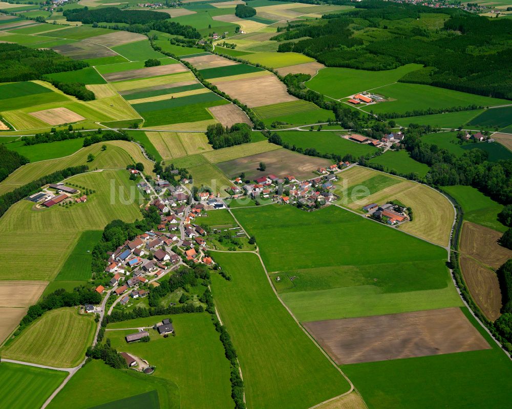 Eichenberg von oben - Dorfkern am Feldrand in Eichenberg im Bundesland Baden-Württemberg, Deutschland