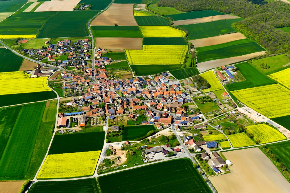 Eichfeld aus der Vogelperspektive: Dorfkern am Feldrand in Eichfeld im Bundesland Bayern, Deutschland