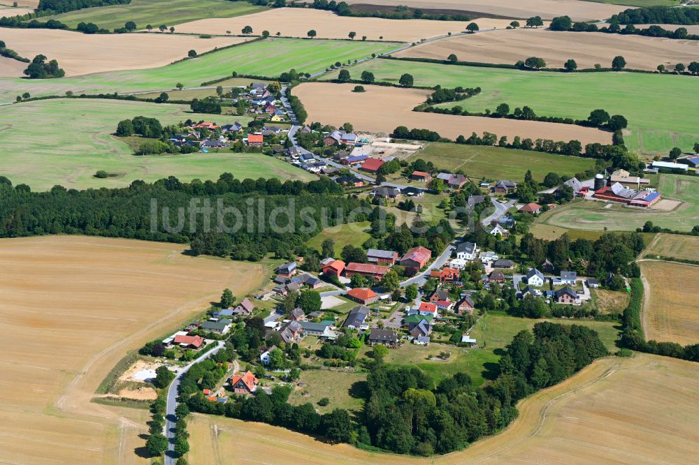 Eilsdorf aus der Vogelperspektive: Dorfkern am Feldrand in Eilsdorf im Bundesland Schleswig-Holstein, Deutschland