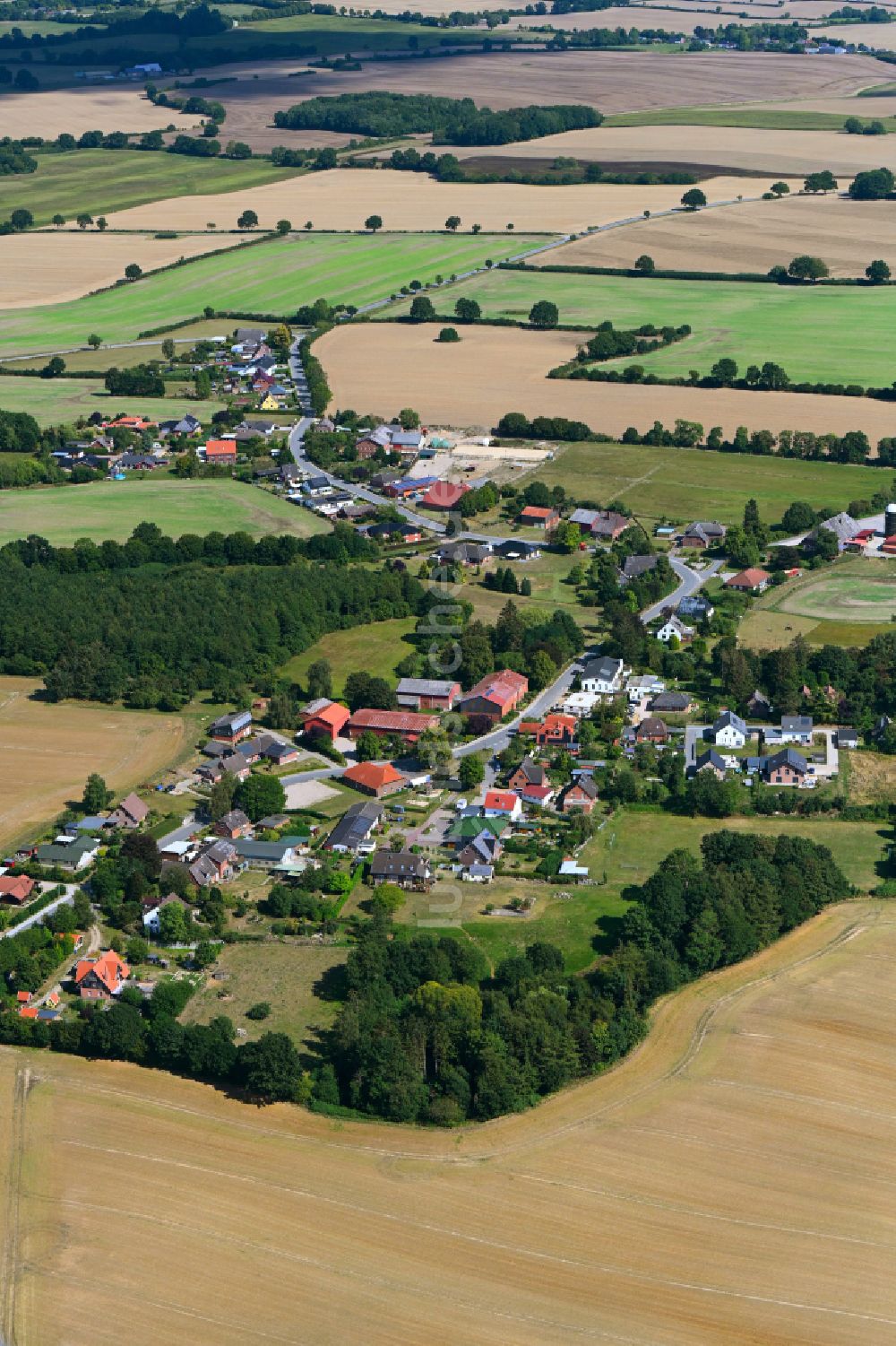 Luftaufnahme Eilsdorf - Dorfkern am Feldrand in Eilsdorf im Bundesland Schleswig-Holstein, Deutschland