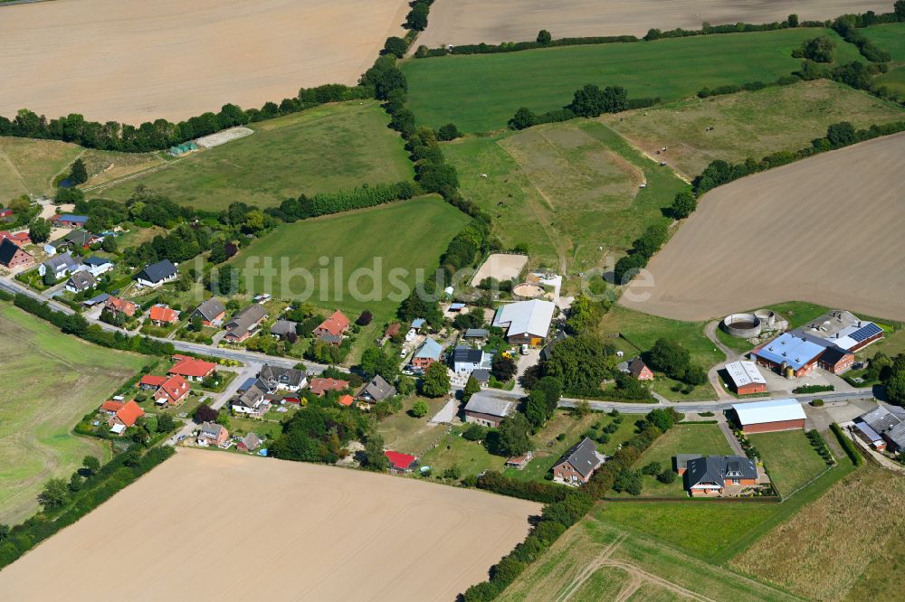 Eilsdorf aus der Vogelperspektive: Dorfkern am Feldrand in Eilsdorf im Bundesland Schleswig-Holstein, Deutschland