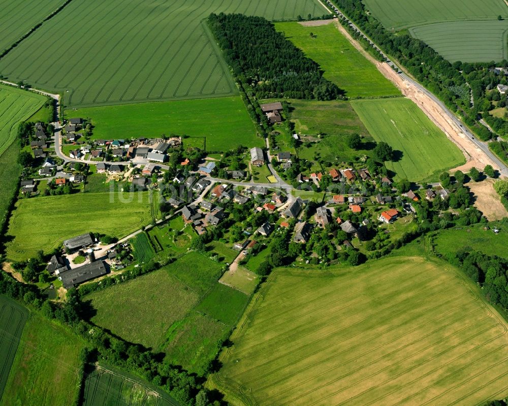 Einhaus von oben - Dorfkern am Feldrand in Einhaus im Bundesland Schleswig-Holstein, Deutschland