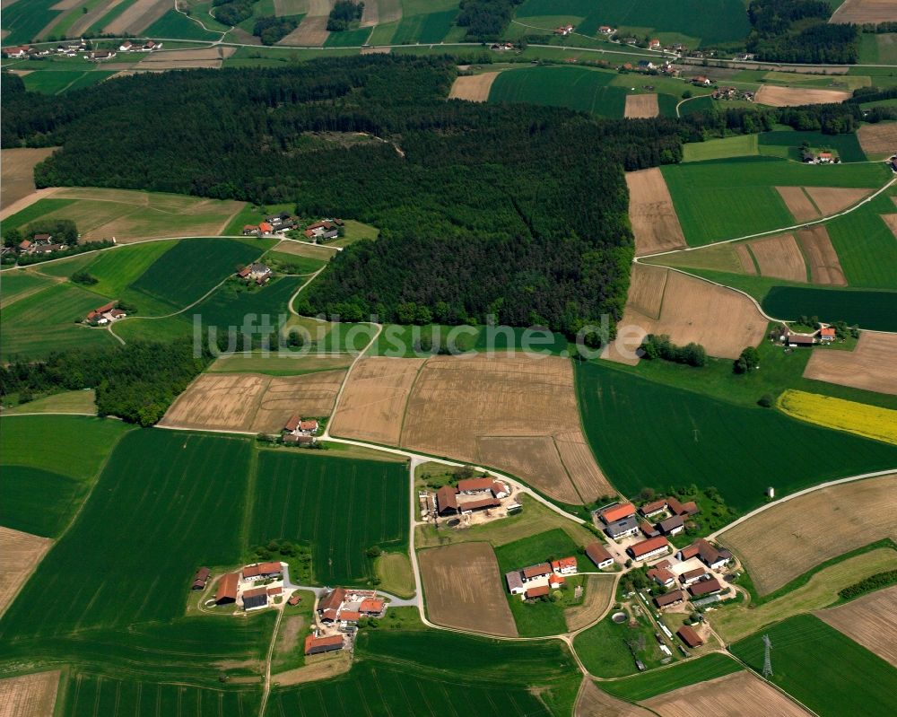 Eiselstorf aus der Vogelperspektive: Dorfkern am Feldrand in Eiselstorf im Bundesland Bayern, Deutschland