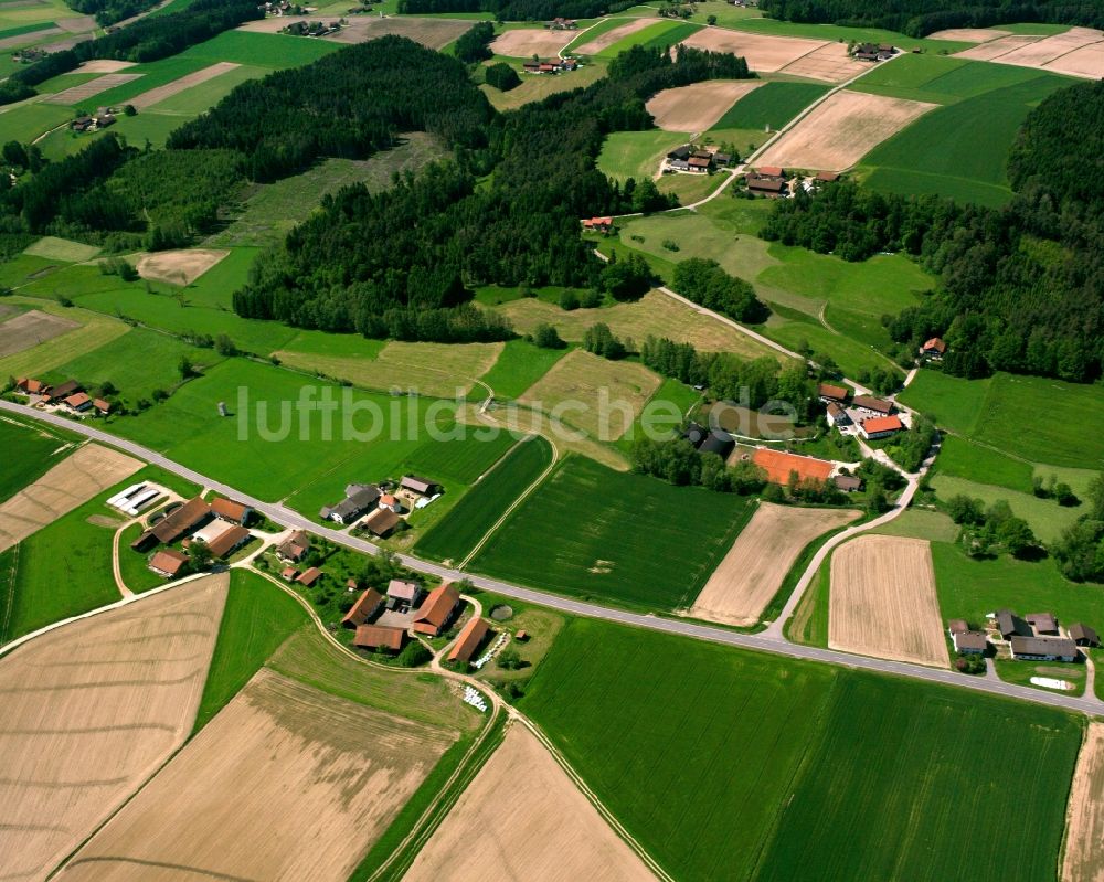 Eitting aus der Vogelperspektive: Dorfkern am Feldrand in Eitting im Bundesland Bayern, Deutschland