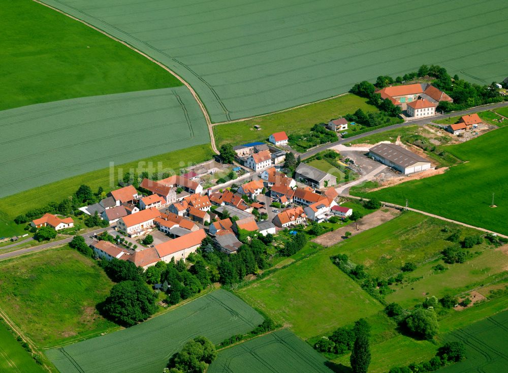 Elbisheimerhof von oben - Dorfkern am Feldrand in Elbisheimerhof im Bundesland Rheinland-Pfalz, Deutschland