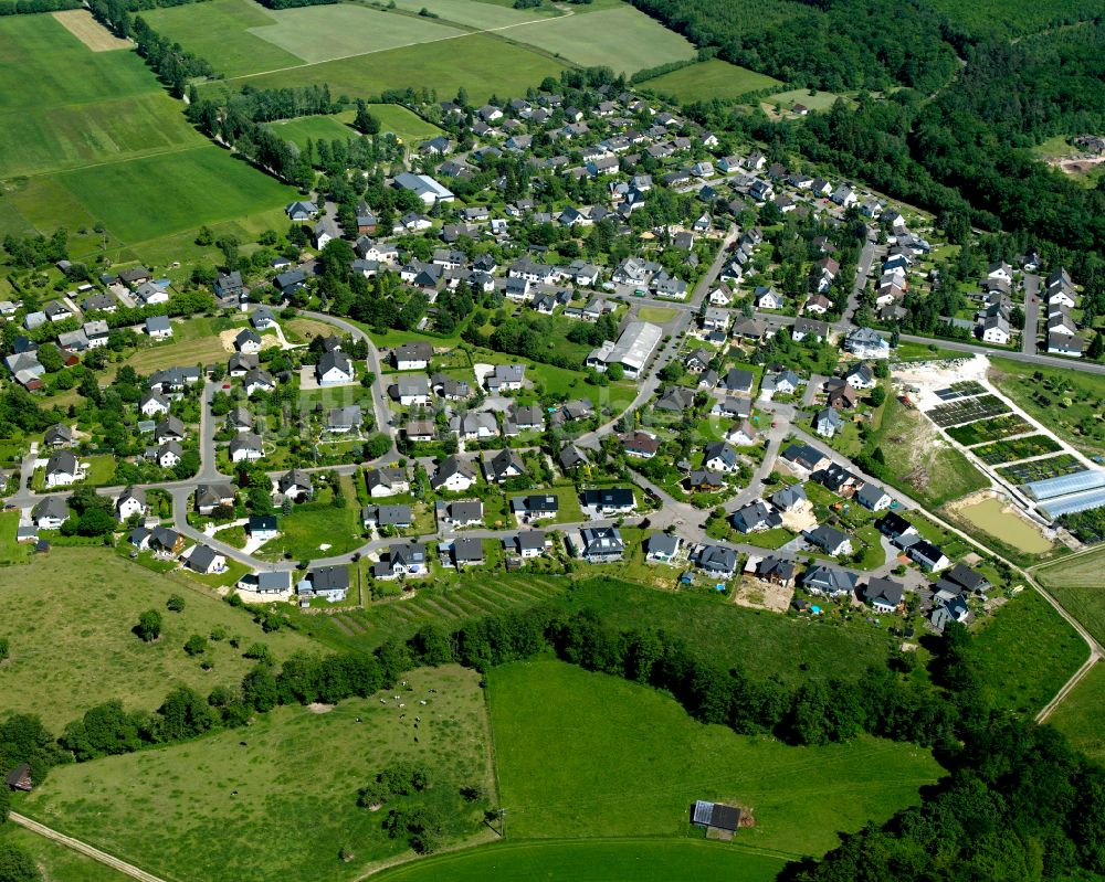 Ellern (Hunsrück) aus der Vogelperspektive: Dorfkern am Feldrand in Ellern (Hunsrück) im Bundesland Rheinland-Pfalz, Deutschland