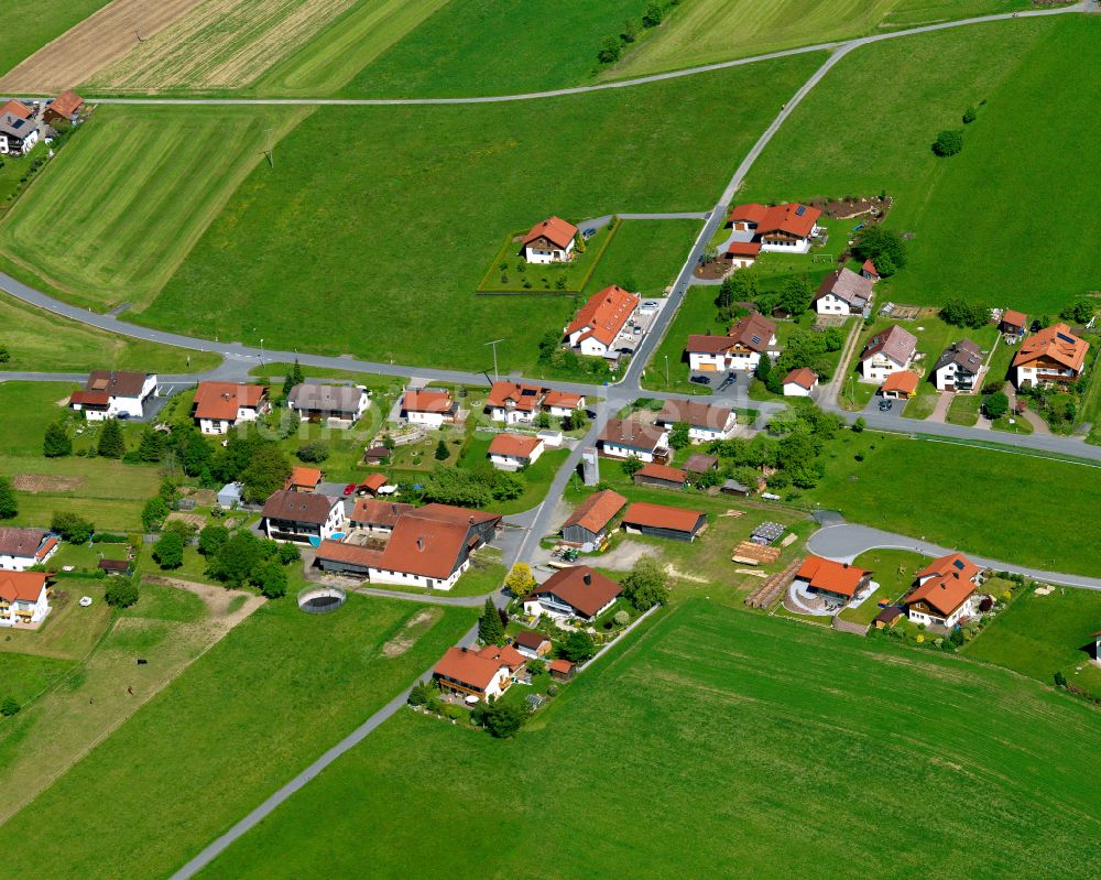 Luftaufnahme Elmberg - Dorfkern am Feldrand in Elmberg im Bundesland Bayern, Deutschland