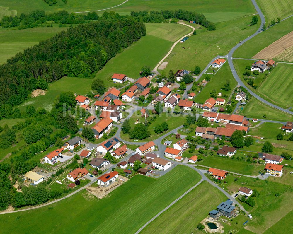 Elmberg von oben - Dorfkern am Feldrand in Elmberg im Bundesland Bayern, Deutschland