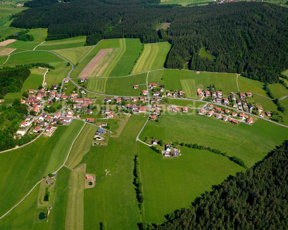 Elmberg aus der Vogelperspektive: Dorfkern am Feldrand in Elmberg im Bundesland Bayern, Deutschland