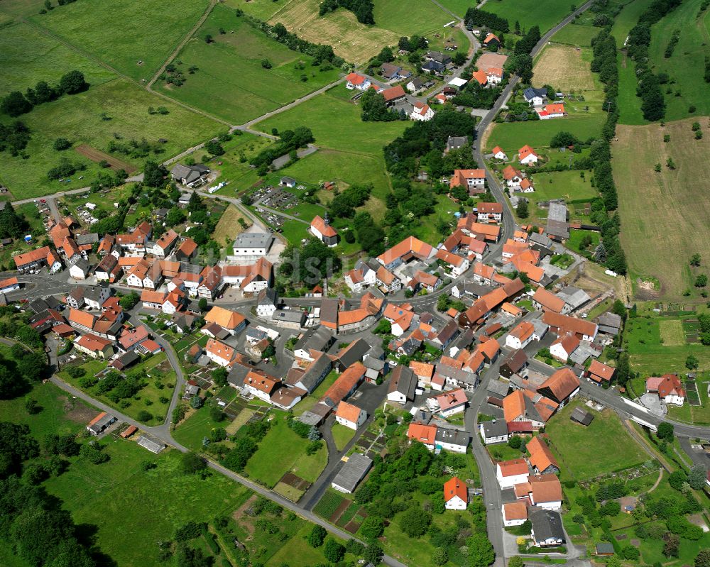 Luftaufnahme Elpenrod - Dorfkern am Feldrand in Elpenrod im Bundesland Hessen, Deutschland