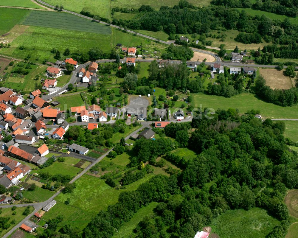 Elpenrod von oben - Dorfkern am Feldrand in Elpenrod im Bundesland Hessen, Deutschland