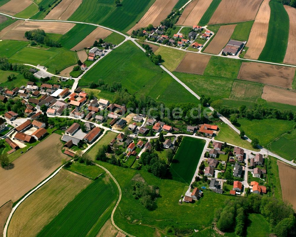 Luftaufnahme Emmersdorf - Dorfkern am Feldrand in Emmersdorf im Bundesland Bayern, Deutschland