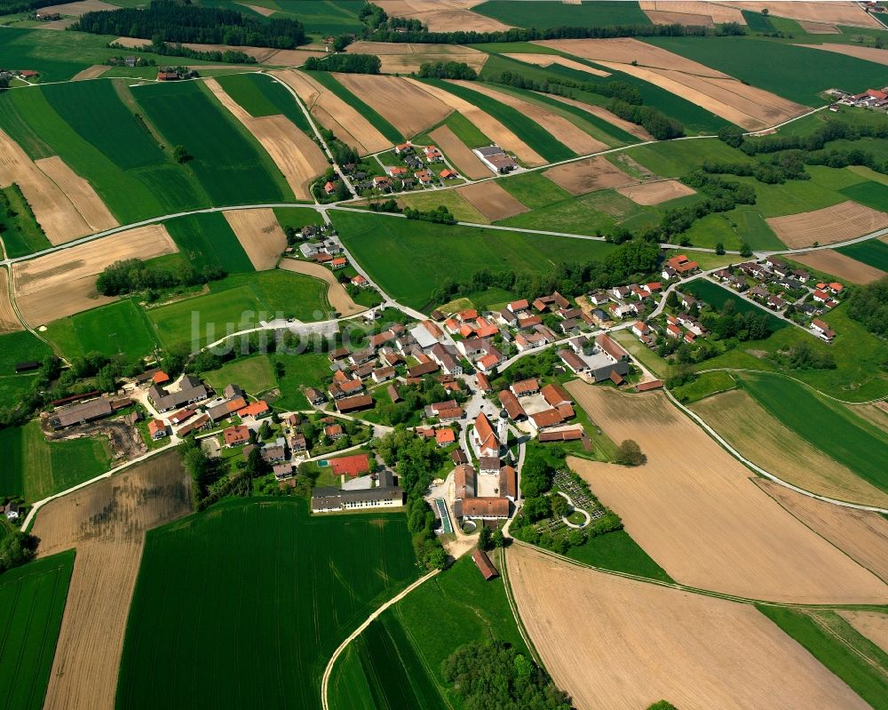 Emmersdorf von oben - Dorfkern am Feldrand in Emmersdorf im Bundesland Bayern, Deutschland