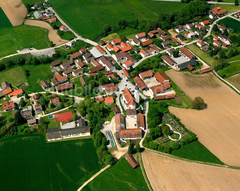 Luftbild Emmersdorf - Dorfkern am Feldrand in Emmersdorf im Bundesland Bayern, Deutschland