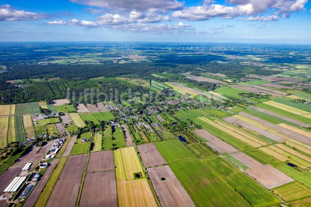 Enge-Sande aus der Vogelperspektive: Dorfkern am Feldrand in Enge-Sande im Bundesland Schleswig-Holstein, Deutschland