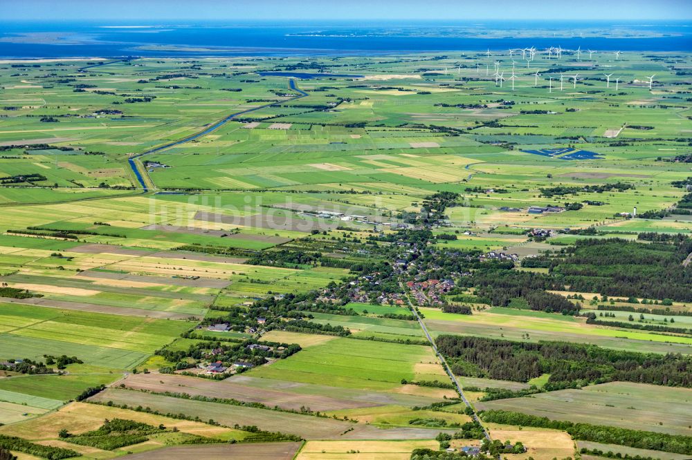 Enge-Sande von oben - Dorfkern am Feldrand in Enge-Sande im Bundesland Schleswig-Holstein, Deutschland