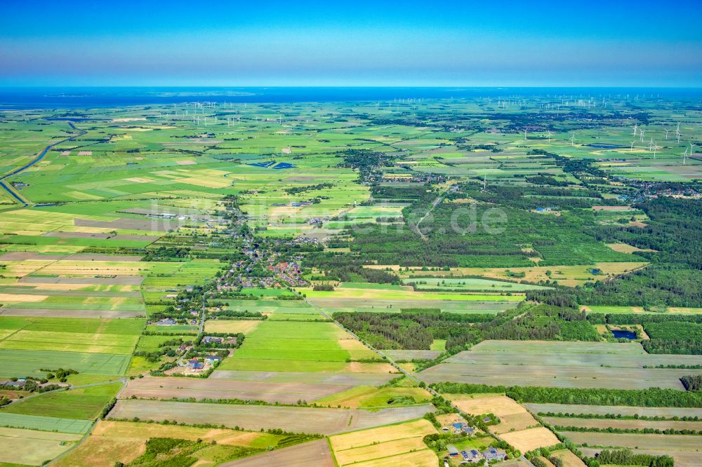 Enge-Sande aus der Vogelperspektive: Dorfkern am Feldrand in Enge-Sande im Bundesland Schleswig-Holstein, Deutschland